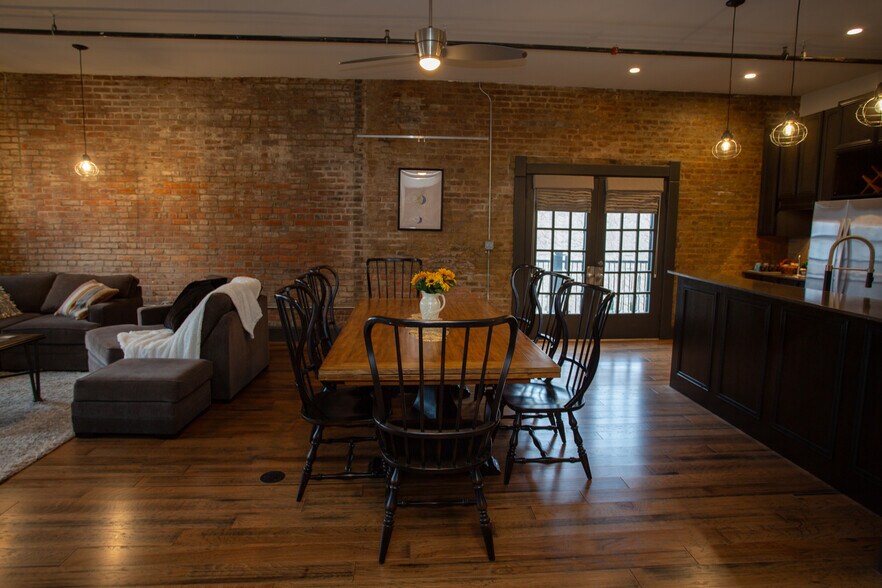 Dining area - 225 E Blaine Ln