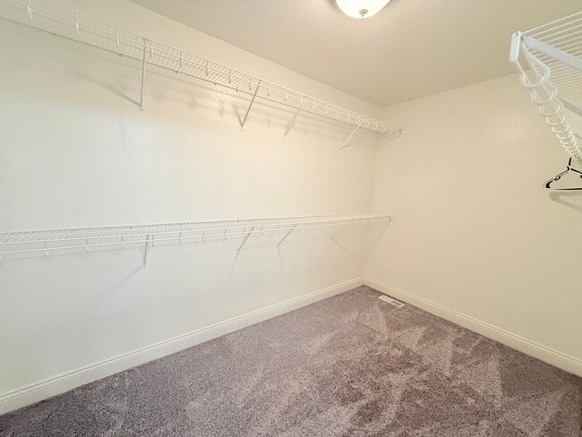 Building Photo - Incredible 4 bedroom house in Fox Creek!
