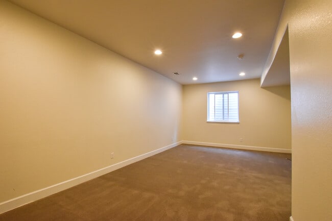 Building Photo - 9761 Beryl Dr