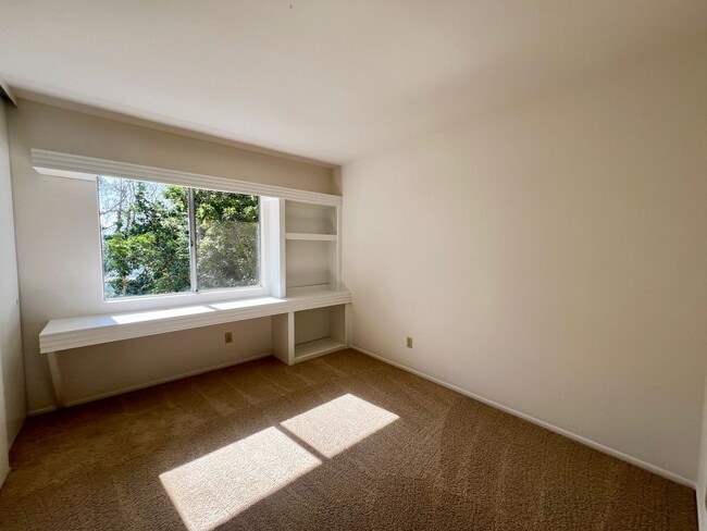 Building Photo - Spacious 4BD/2.5Bth Home in Rancho Penasqu...