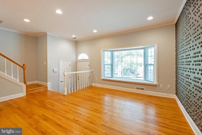 Building Photo - 215 Lynn Manor Dr