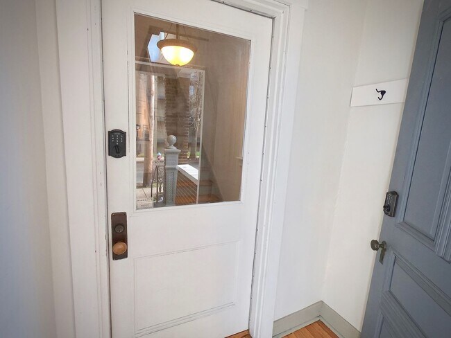 Building Photo - 5444 Claybourne St