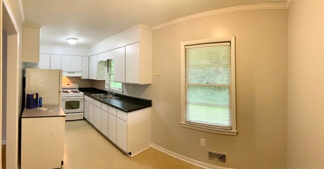 Building Photo - 145 Seminole Ave