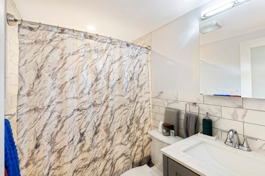 Building Photo - 205 Great Rd