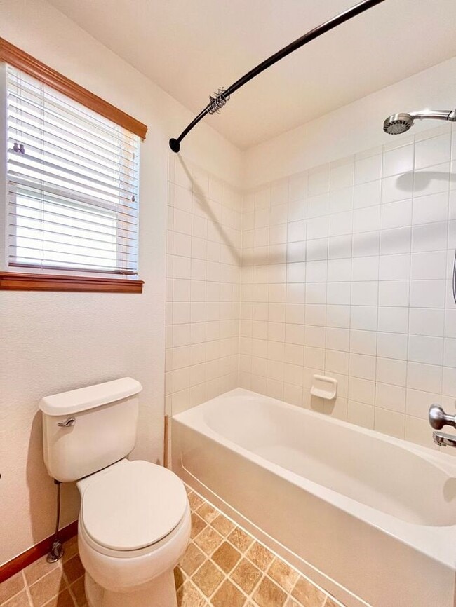 Building Photo - Beautiful 4 bed/ 3 bath Home with Office!