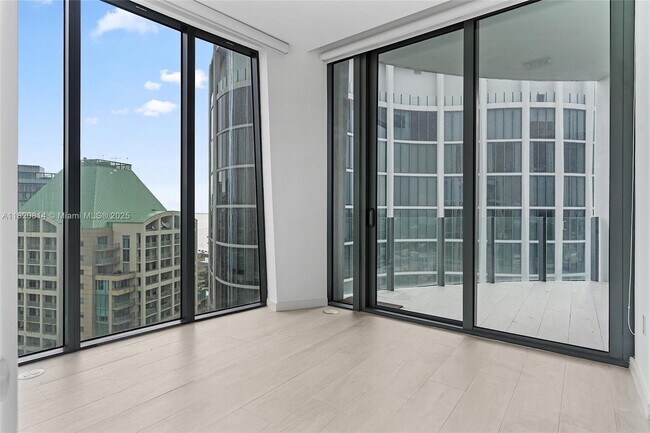Building Photo - 2831 S Bayshore Dr