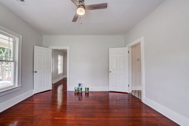 Building Photo - 2/1 Bright and Cheery Home Right Off Downtown!
