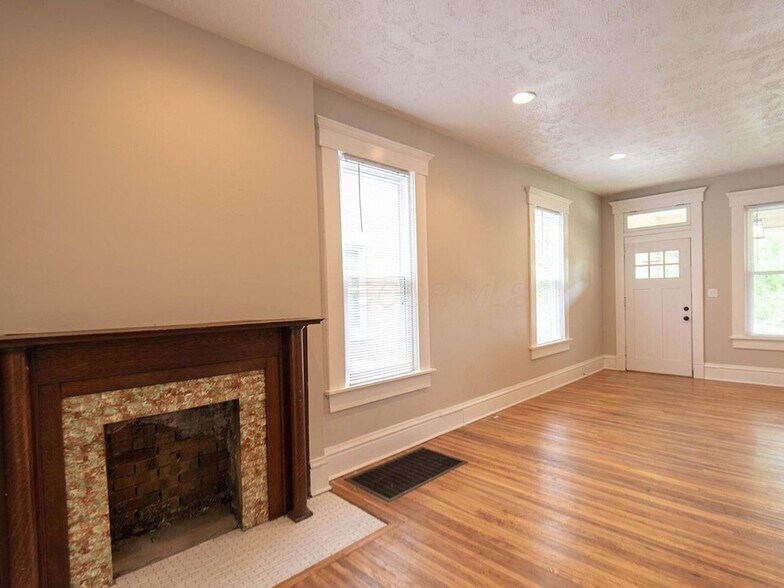 Building Photo - 380 Stoddart Ave