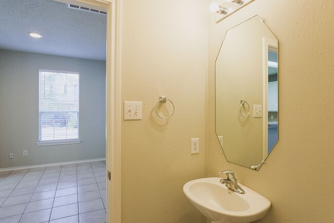 Building Photo - Move in Ready in 77044!