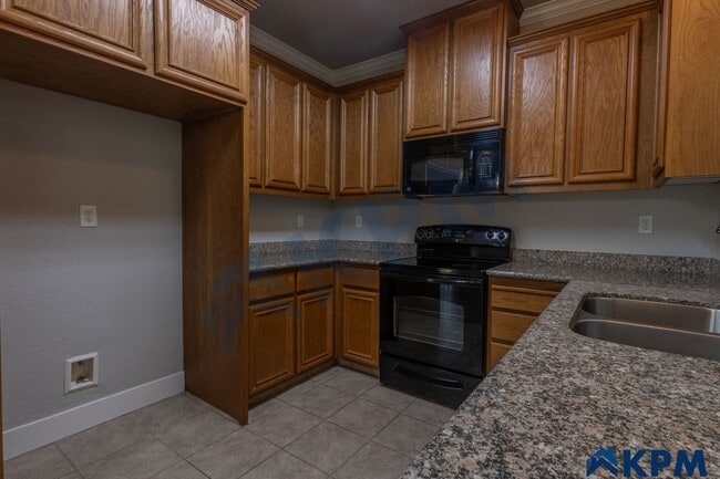Building Photo - Updated 2-Story, 3 Bedroom 2.5 Bath Single...