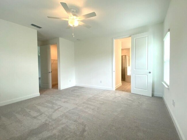 Building Photo - Beautiful 4 Bedroom Home in Wexford Reserve!