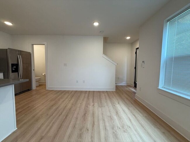 Building Photo - 3 - Level Modern Apartment in East Nashville