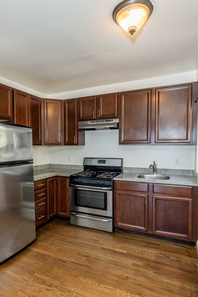 Building Photo - UPDATED, Spacious 1BR! DECK! STAINLESS APPLIANCES! HARDWOOD!