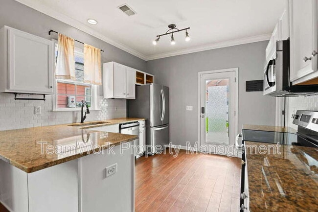 Building Photo - 307 Pimpernel St