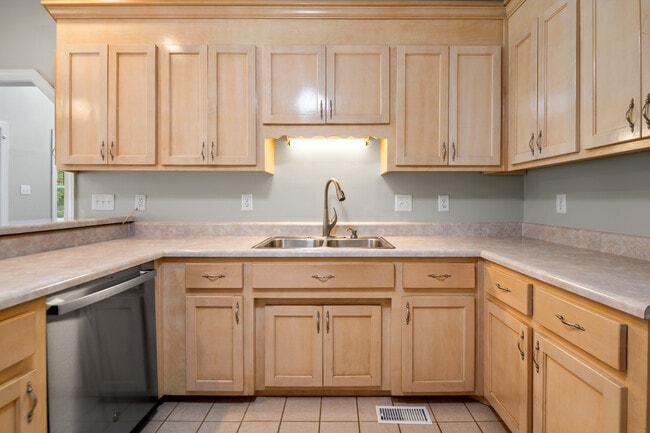 Building Photo - 619 Greyshire Dr