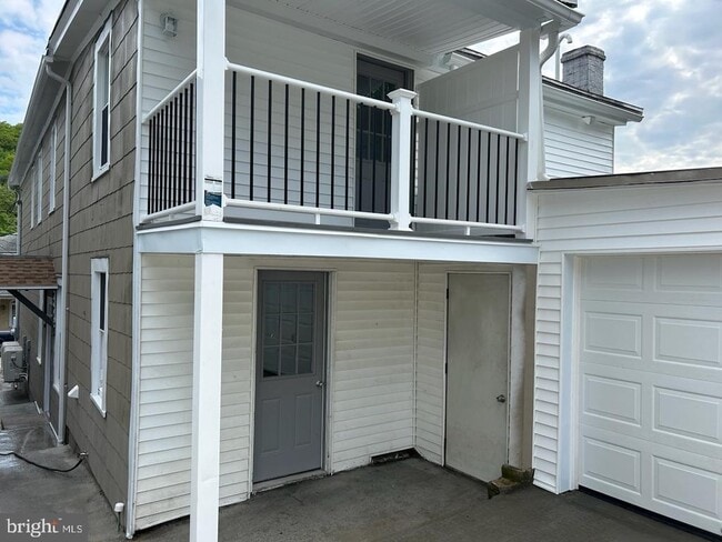 Building Photo - 113 N Coal St