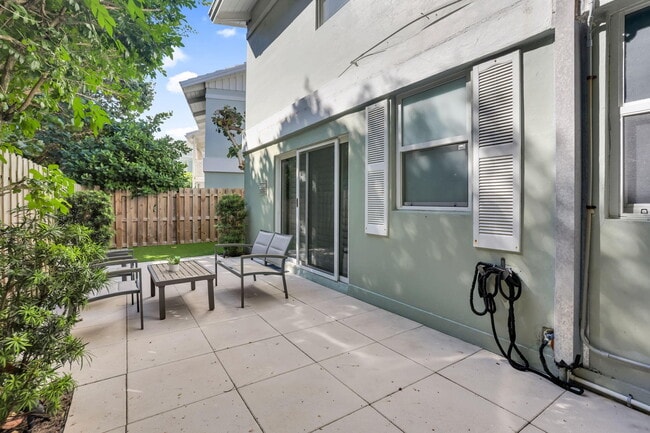 Building Photo - 320 S Ocean Blvd