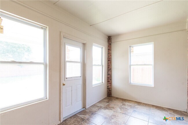 Building Photo - 5401 Jitterbug Ct