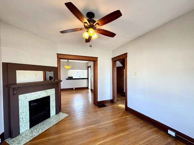 Building Photo - Charming Oakley 3 Bed, 1.5 Bath Single Fam...