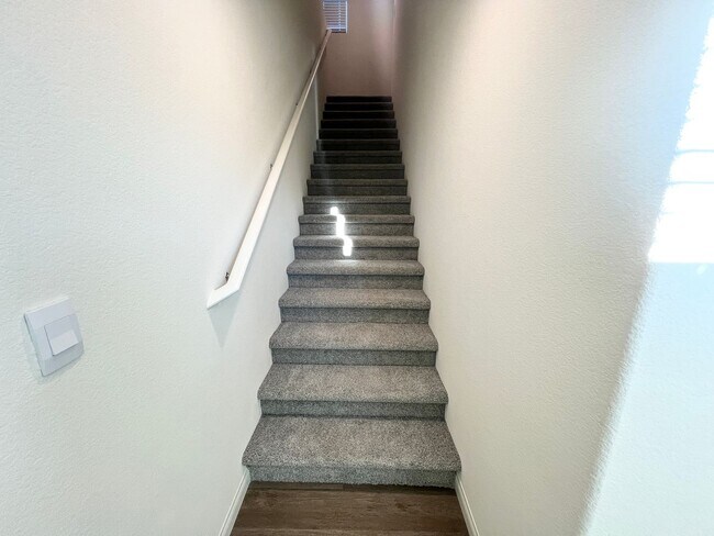 Building Photo - 2625 Dahlia Fls Ave