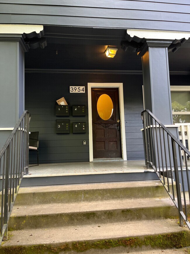 Building Photo - Very unique upper 1bed, great location! Ta...