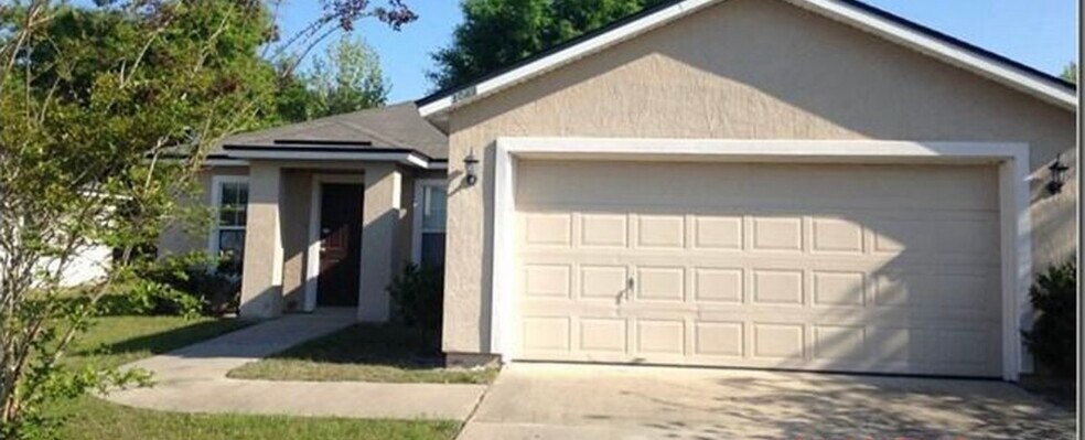 4/2 single family home 2 car garage features a open floor plan in a nice quiet community - 3049 Thorn Glen Ct