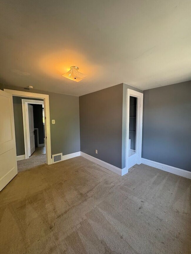 Building Photo - Three bedroom one bathroom home for rent