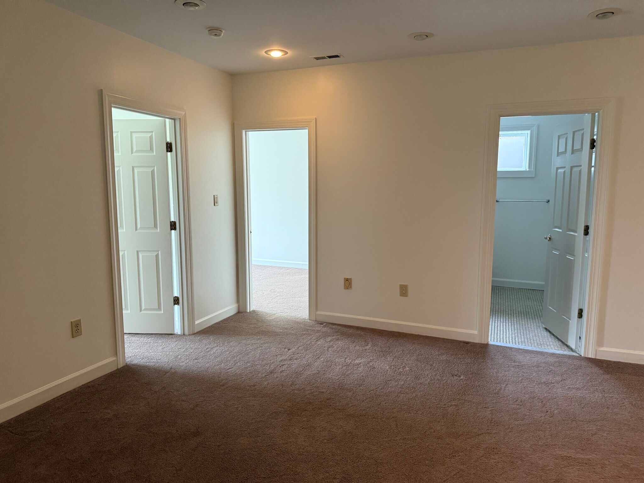 Downstairs Bedrooms & Bathroom - 18020 Edwards Ferry Rd
