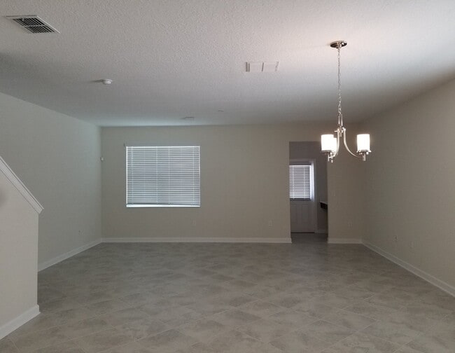 Building Photo - Spacious Oaks at Moss Park Home!