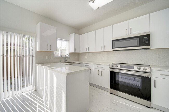 Primary Photo - 10740 NW 83rd St