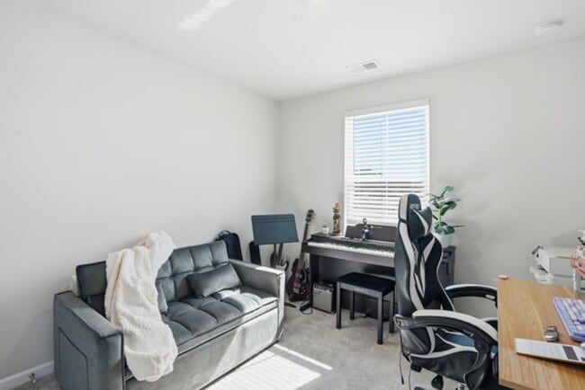 Building Photo - New Hampstead Beauty