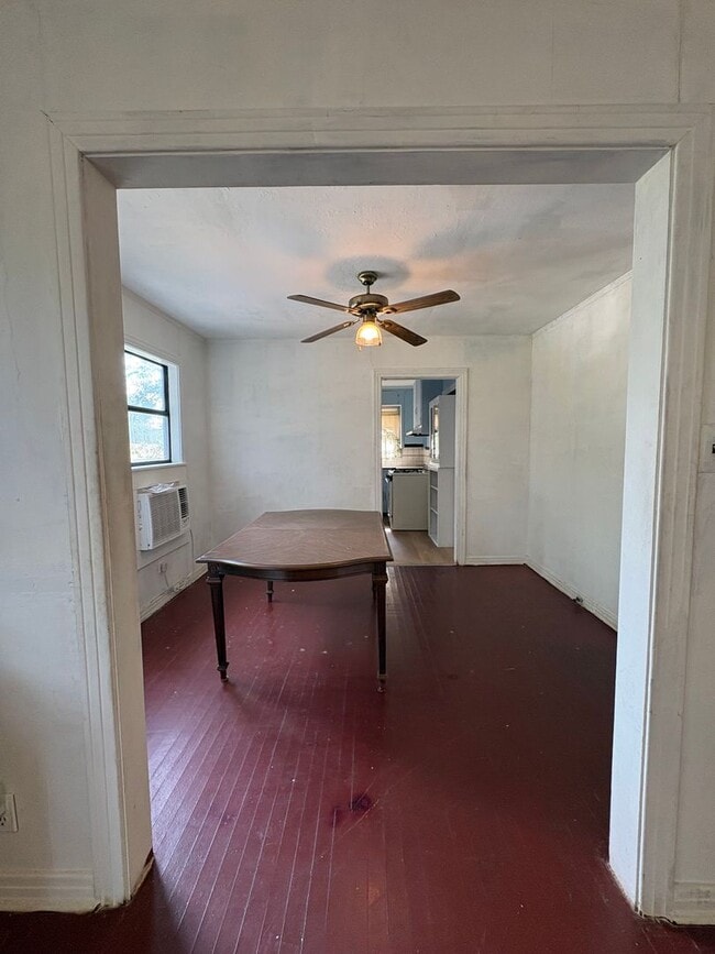 Building Photo - Two bedroom/1 bath garage apartment with Refrigerator and Gas range