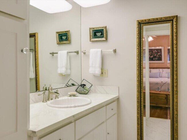Building Photo - Charming 4 beds 4 baths in Austin!