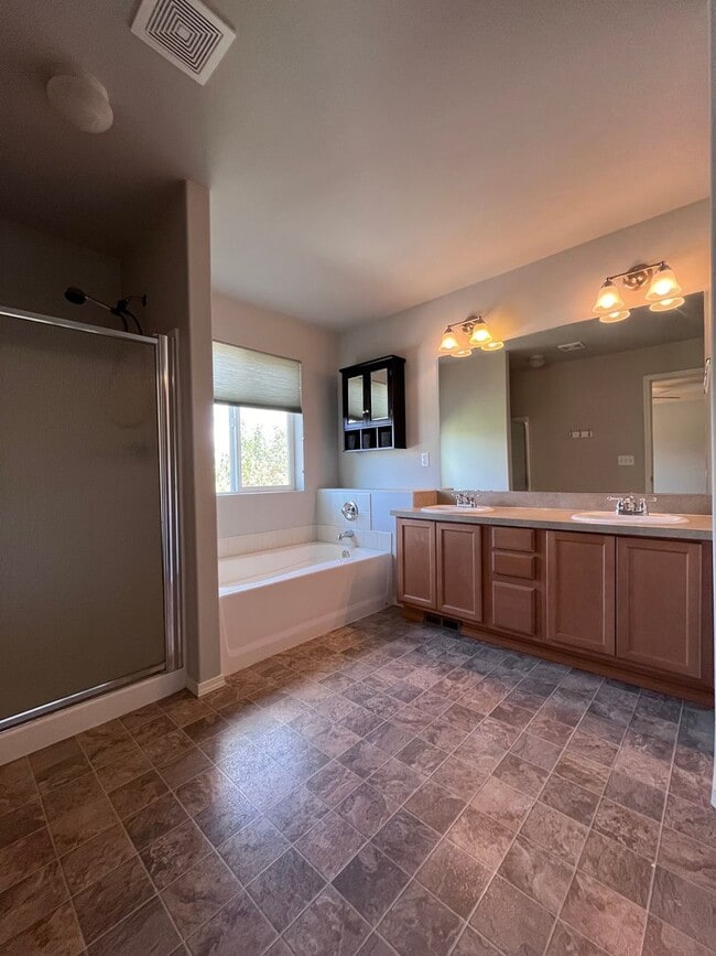 Building Photo - Lovely South Hill Home!