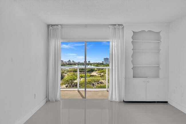 Building Photo - 400 Kings Point Dr