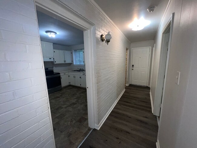 Building Photo - 4 bedroom  2 bathroom single family home