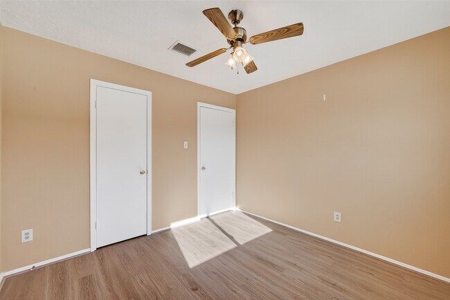 Building Photo - 8462 Leawood Blvd