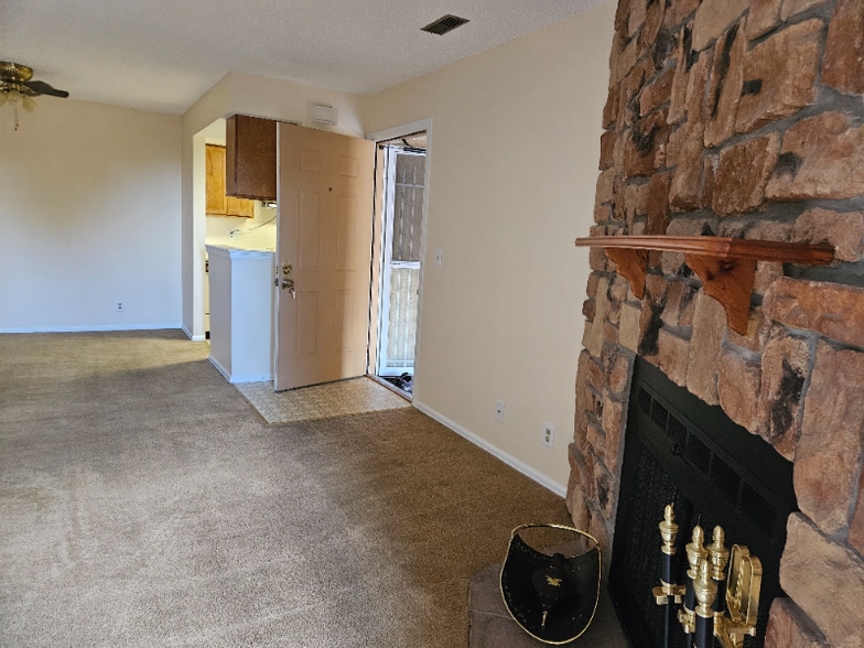 Building Photo - 912 Tenderfoot Hill Rd