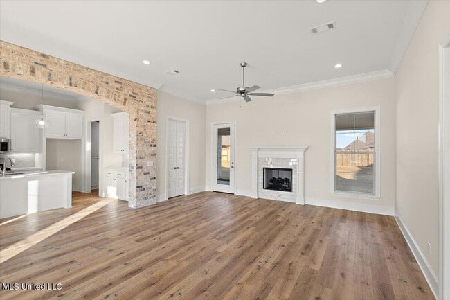 Building Photo - 464 Aurora Cir