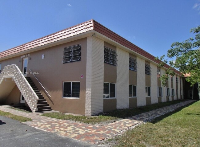 Building Photo - 124 NE 19th Ct