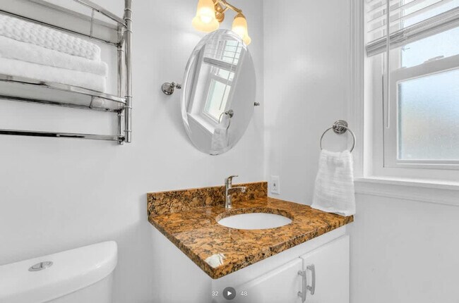 Building Photo - 806 NE 4th St