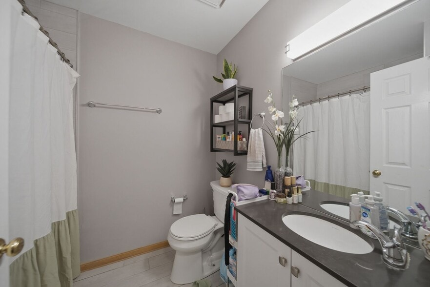 Building Photo - 844 N Wood St