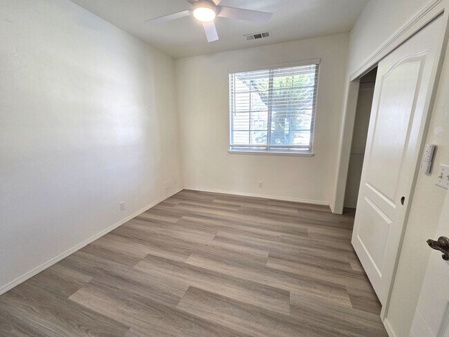 Building Photo - Beautiful 4 Bedroom 2 Bath Home