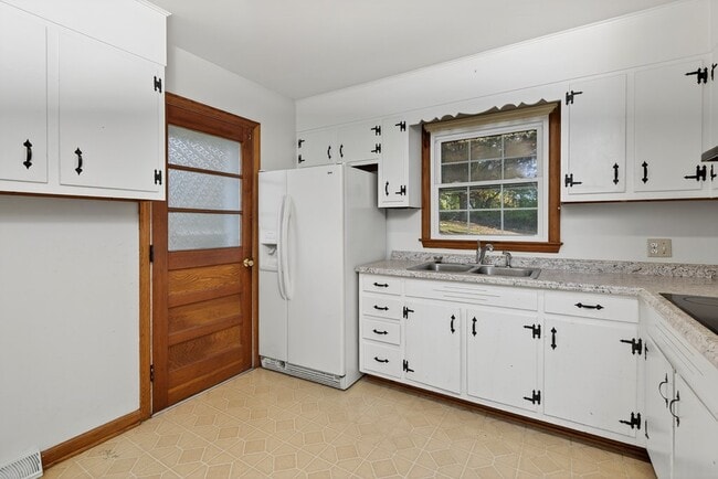 Building Photo - 316 Morningside Dr SW