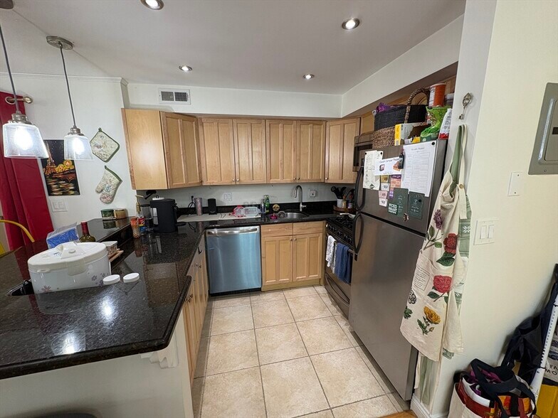 Building Photo - 57 Broadlawn Park