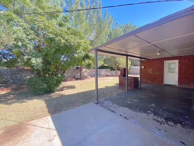 Building Photo - West El Paso 4 bed refrig A/C Home!