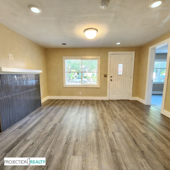 Building Photo - 1538 NE Dekum St