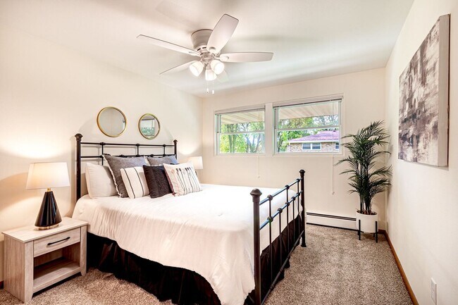 Building Photo - Charming 2-bedroom + den apartment in Prime Location!