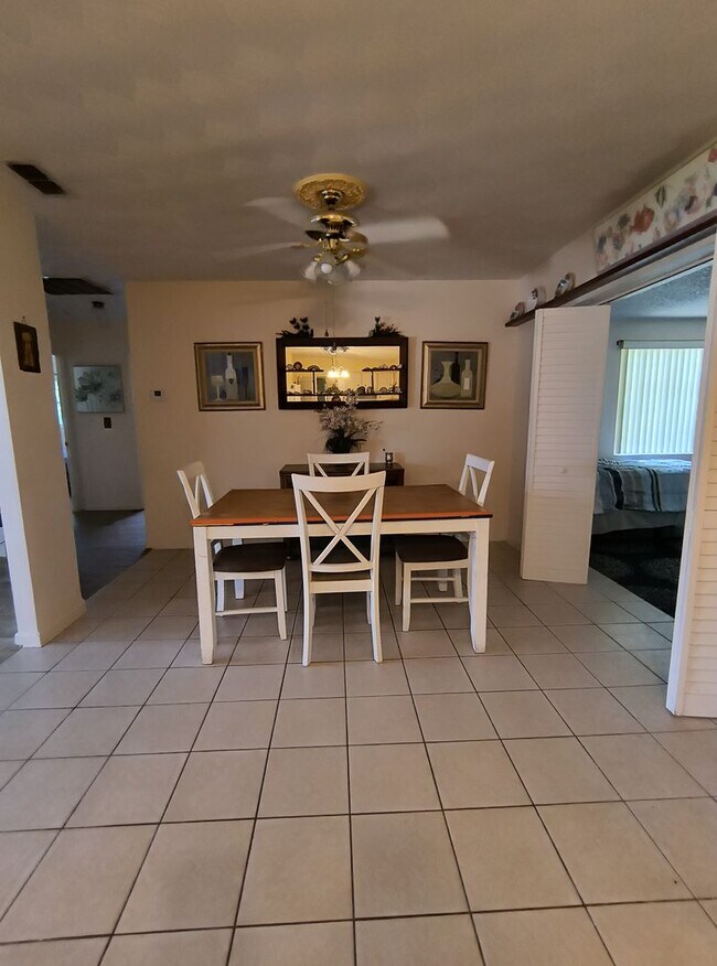 Building Photo - Spacious 3-Bedroom 1.5 Bathroom House for ...