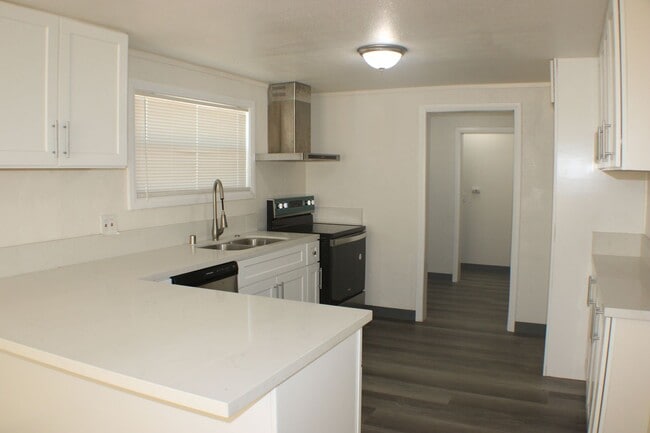 Building Photo - Charming 2-Bed, 1-Bath Home in Boron